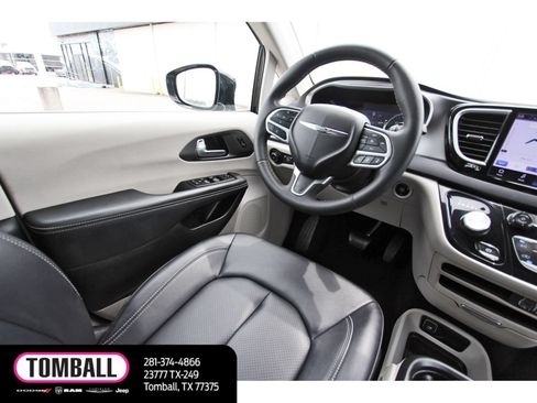 Used 2024 Chrysler Pacifica Touring-L FWD image 9