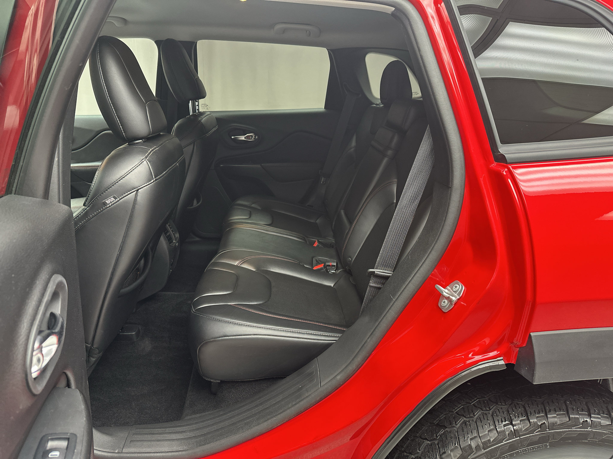 Used 2019 Jeep Cherokee Trailhawk w/ Comfort/Convenience Group AWD/4WD image 12