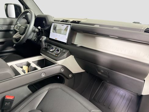 Certified 2025 Land Rover Defender 110 S image 31
