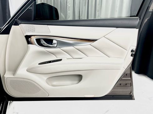 Used 2015 INFINITI Q70 L 5.6 w/ V8 Deluxe Technology Package image 38