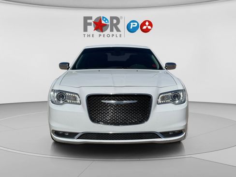 Used 2018 Chrysler 300 Limited image 8