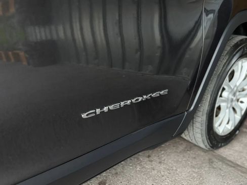 Used 2021 Jeep Cherokee Latitude Lux FWD image 40