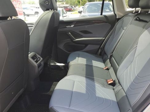 Certified 2025 Volkswagen Tiguan SE w/ Panoramic Sunroof Package AWD/4WD image 13
