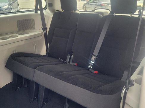 Used 2019 Dodge Grand Caravan SE w/ UConnect Hands-Free Group image 30