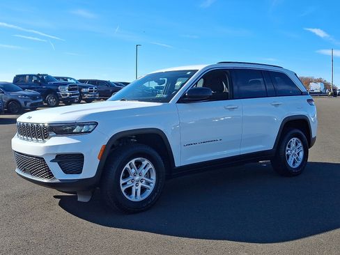 Certified 2024 Jeep Grand Cherokee Laredo image 3