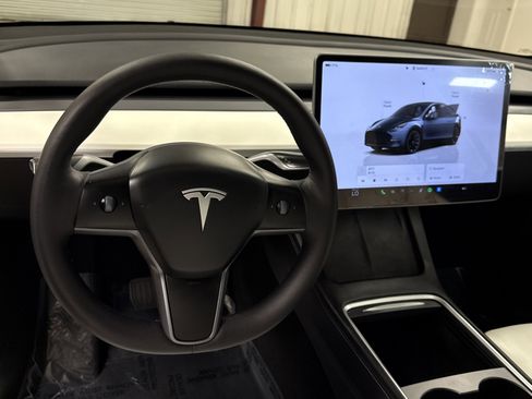 Used 2024 Tesla Model Y 2WD image 7
