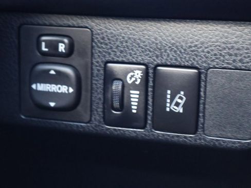 Used 2018 Toyota RAV4 Limited AWD/4WD image 17