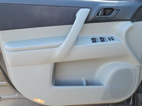Used 2013 Toyota Highlander 4WD w/ Cold Weather Pkg image 13