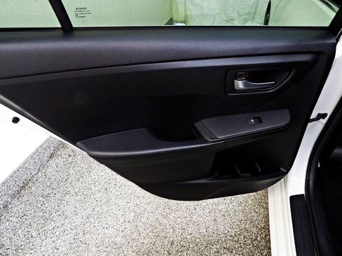 Used 2016 Toyota Camry SE FWD image 9