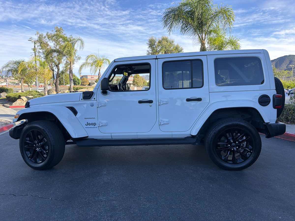 Used 2024 Jeep Wrangler Unlimited Sahara w/ Technology Group AWD/4WD image 18