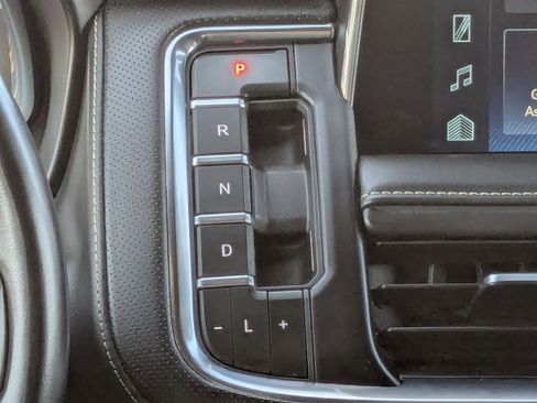 Used 2023 Chevrolet Suburban Premier image 21