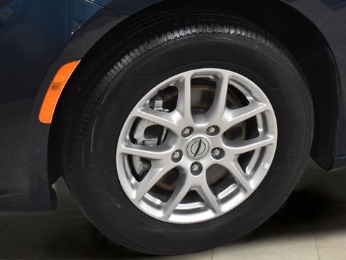 Used 2023 Chrysler Pacifica Touring-L FWD image 36