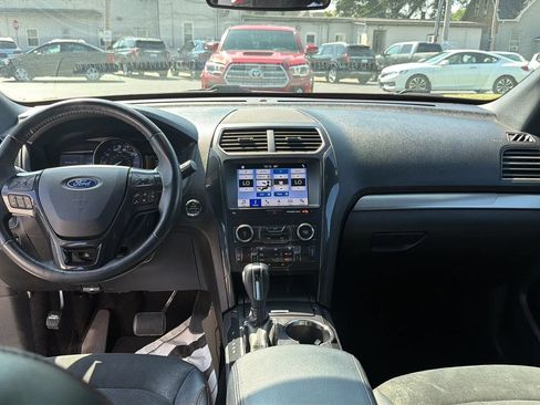 Used 2019 Ford Explorer XLT w/ Equipment Group 202A AWD/4WD image 12