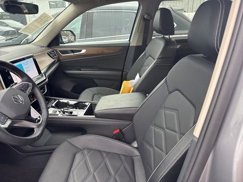 Used 2025 Volkswagen Atlas SE image 8
