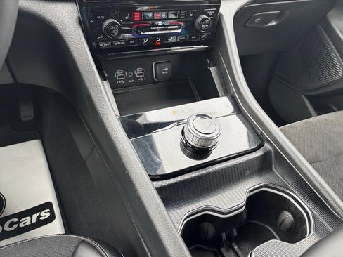 Used 2024 Jeep Grand Cherokee L Laredo image 18