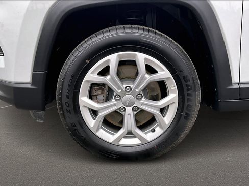 Used 2024 Jeep Compass Latitude image 8