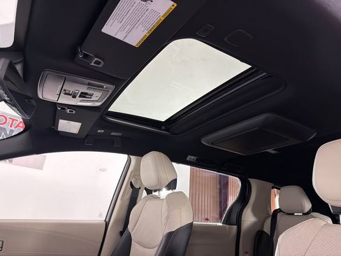 Used 2025 Toyota Sienna Platinum image 2