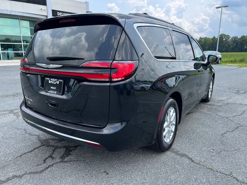Used 2022 Chrysler Pacifica Touring-L FWD image 11