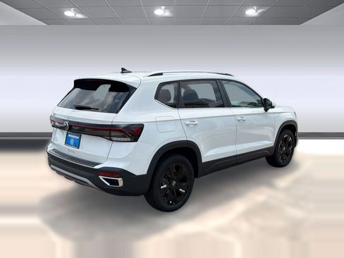 New 2026 Volkswagen Taos SE FWD image 9