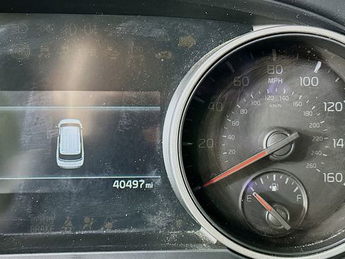 Used 2024 Kia Carnival LX image 19