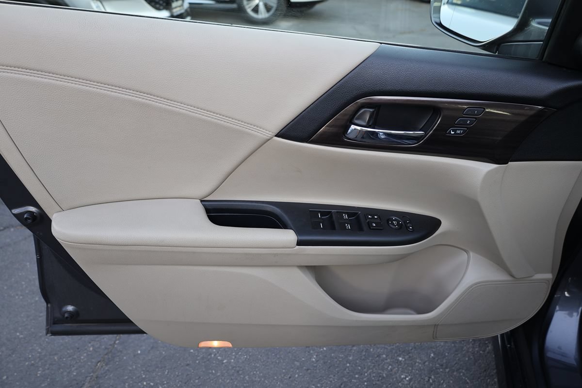 Used 2017 Honda Accord Touring image 9