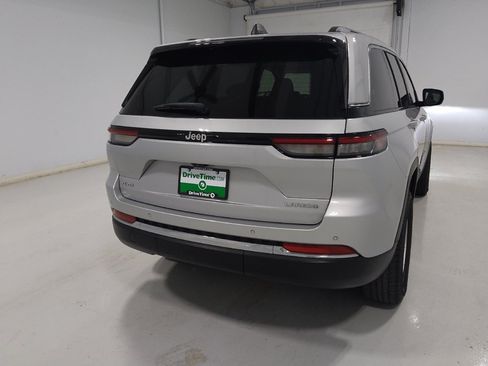 Used 2023 Jeep Grand Cherokee Laredo AWD/4WD image 7