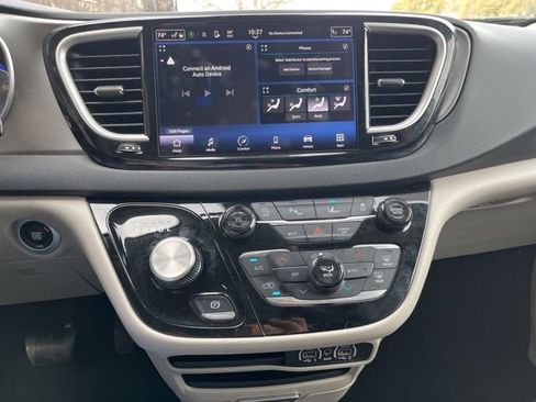 Used 2024 Chrysler Pacifica Touring-L image 33