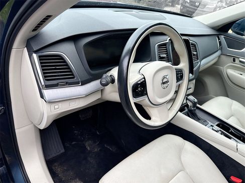 Used 2021 Volvo XC90 T5 Momentum w/ Climate Package image 10