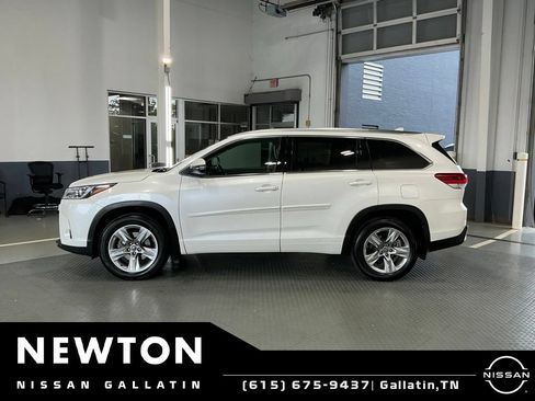 Used 2017 Toyota Highlander Limited FWD image 3