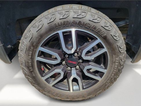 Used 2024 GMC Sierra 1500 AT4 w/ Technology Package image 5