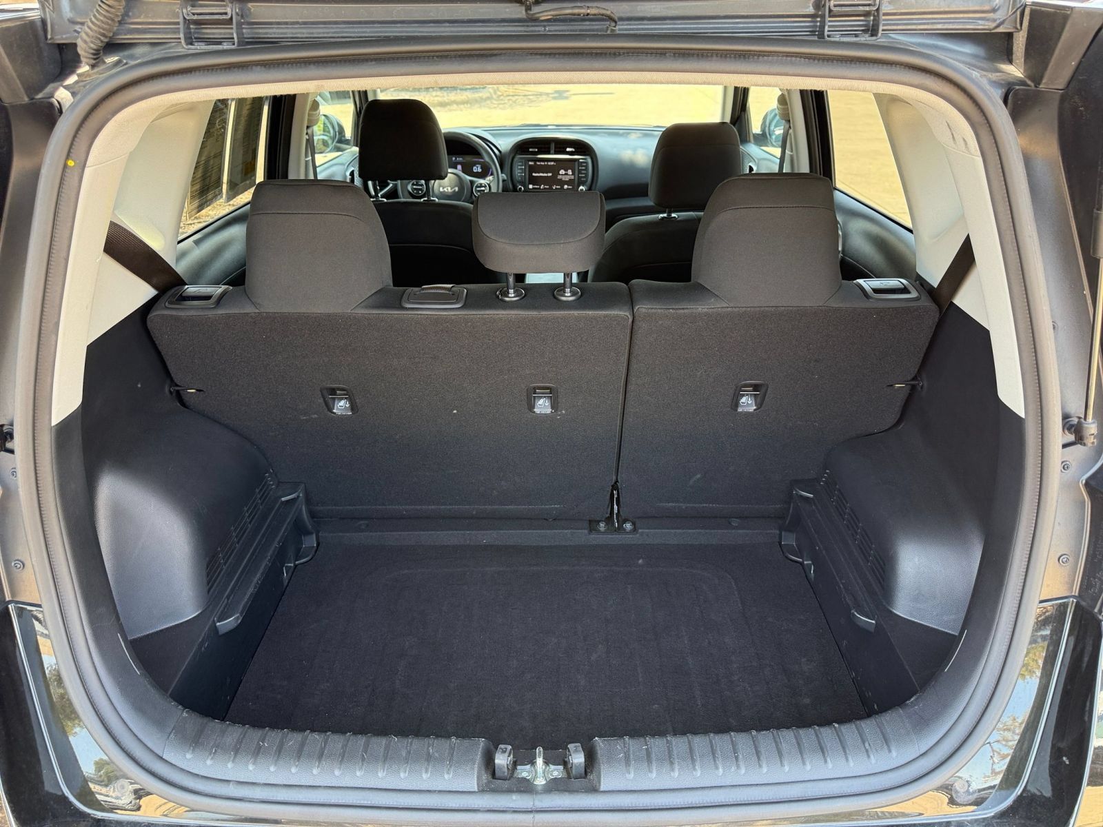 Used 2025 Kia Soul LX w/ LX Technology Package FWD image 30