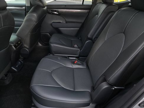 Certified 2026 Toyota Highlander Limited AWD/4WD image 11