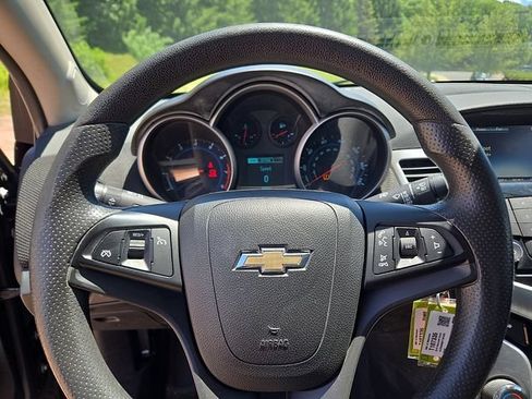 Used 2015 Chevrolet Cruze LT w/ Technology Package FWD image 4