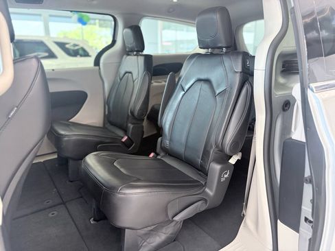 Used 2024 Chrysler Pacifica Touring-L FWD image 24