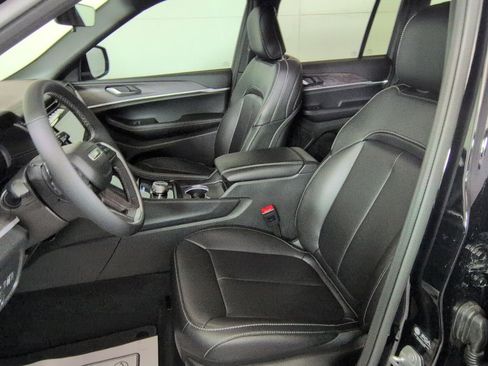 Certified 2025 Jeep Grand Cherokee Limited w/ Black Appearance Package image 15