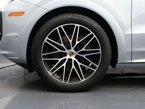 Certified 2024 Porsche Cayenne AWD/4WD image 6