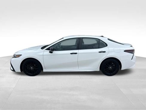 Used 2022 Toyota Camry SE FWD image 3