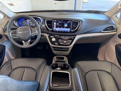 Used 2023 Chrysler Pacifica Touring-L FWD image 14