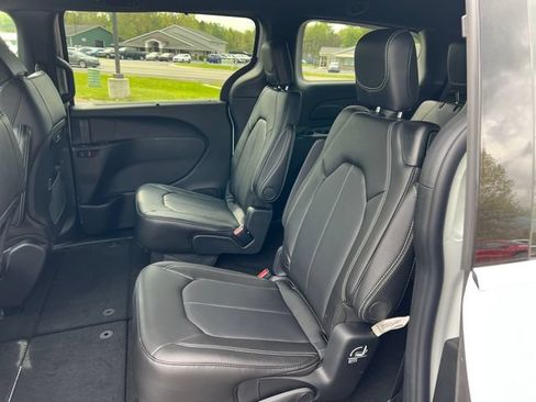 New 2027 Chrysler Pacifica Select AWD/4WD image 5