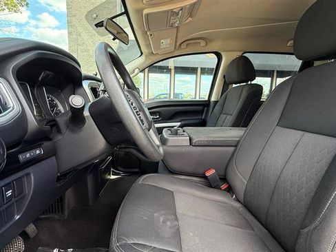 Used 2017 Nissan Titan SV image 10