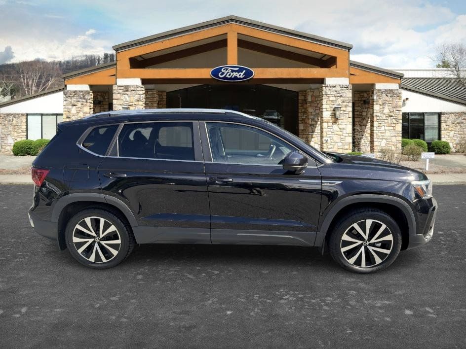 Used 2022 Volkswagen Taos SE FWD image 3