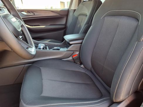 Used 2023 Jeep Grand Cherokee L Laredo image 3