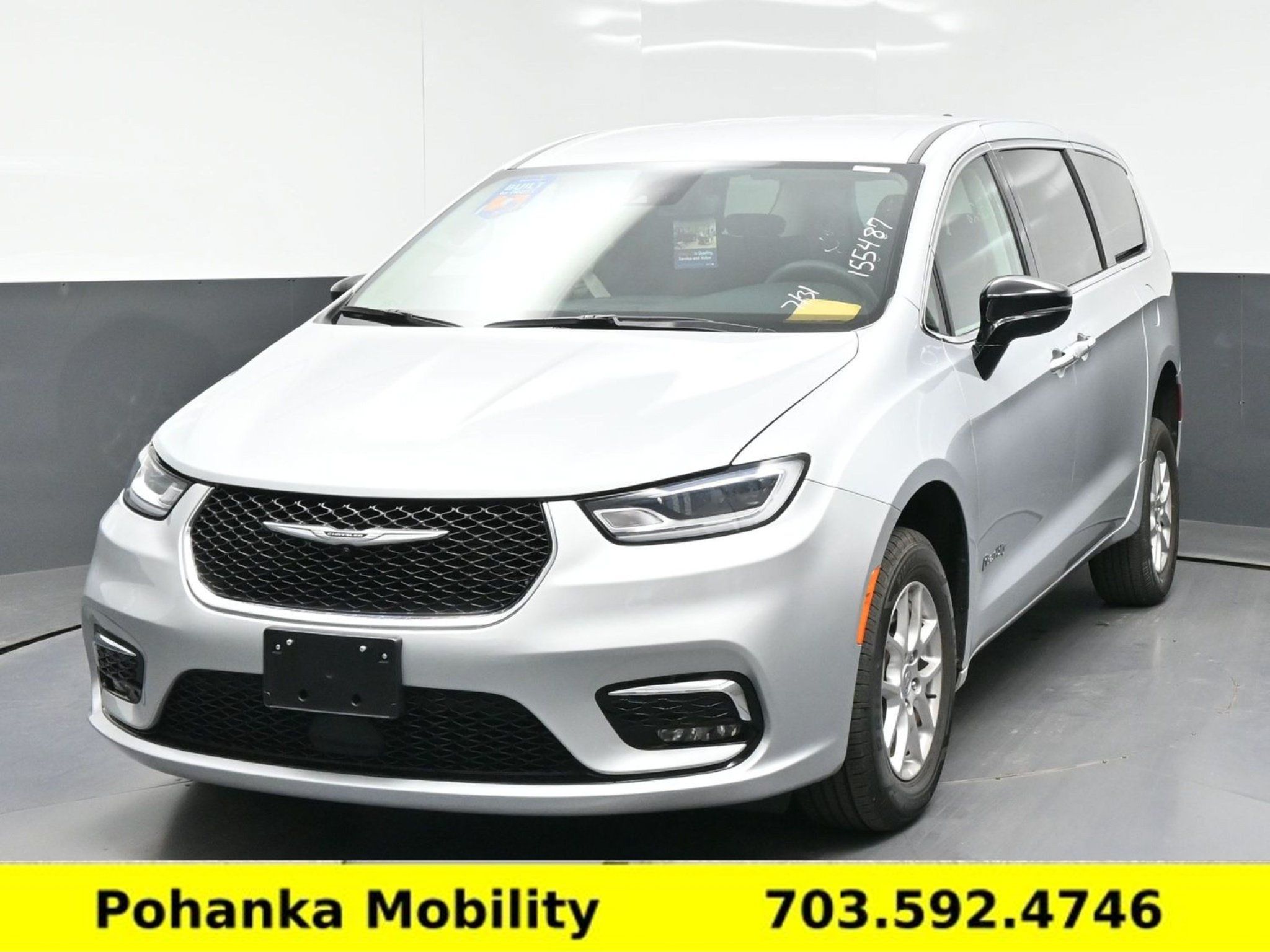 Used 2024 Chrysler Pacifica Touring-L FWD image 4