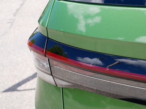 Certified 2025 Volkswagen Taos SE AWD/4WD image 17