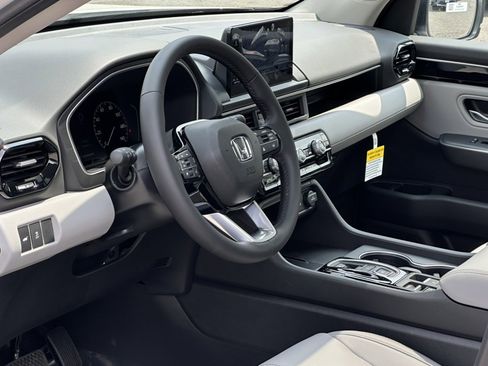 New 2025 Honda Pilot Touring image 14