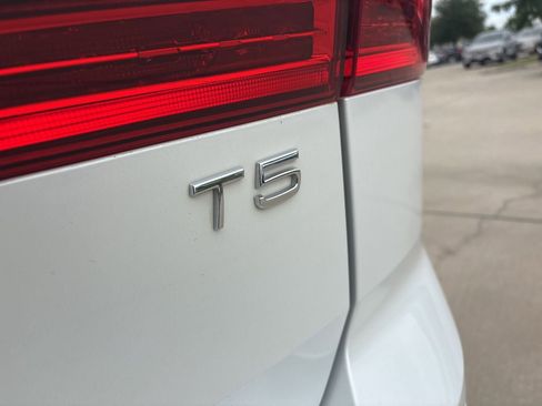 Used 2021 Volvo XC60 T5 Momentum w/ Premium Package image 9