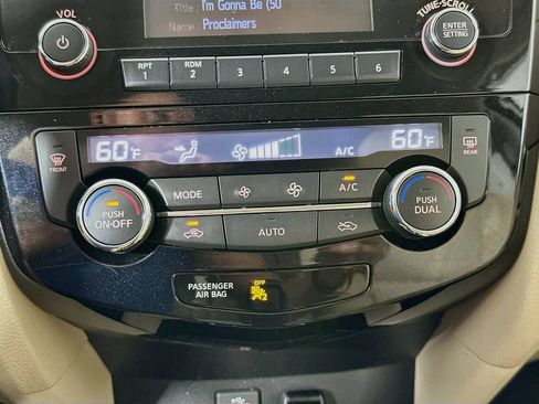 Used 2017 Nissan Rogue SV FWD image 18