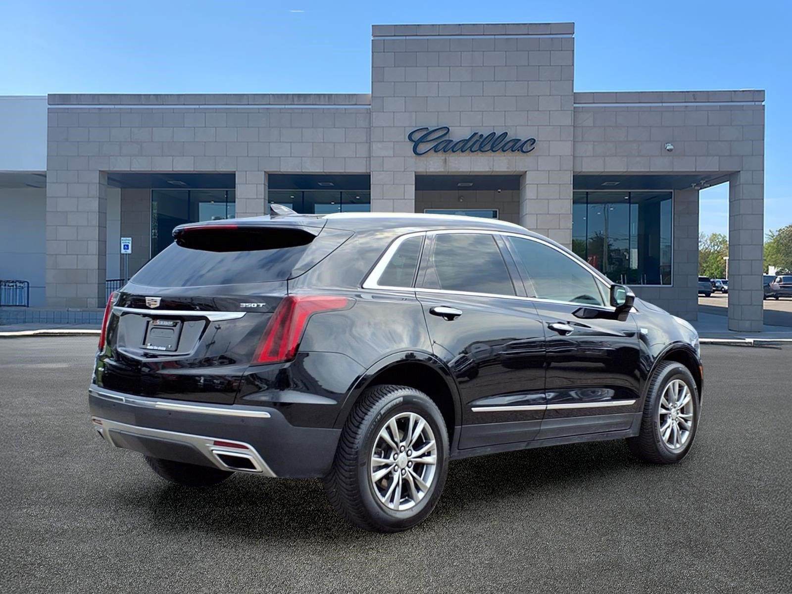 Used 2021 Cadillac XT5 Premium Luxury w/ LPO, Floor Liner Package AWD/4WD image 5