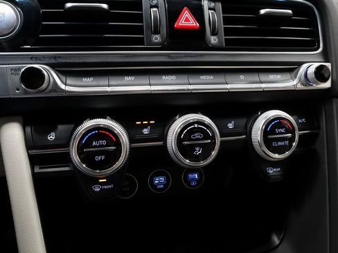 Used 2023 Genesis G70 2.0T image 34