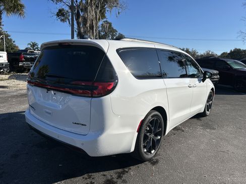 New 2026 Chrysler Pacifica Limited image 8